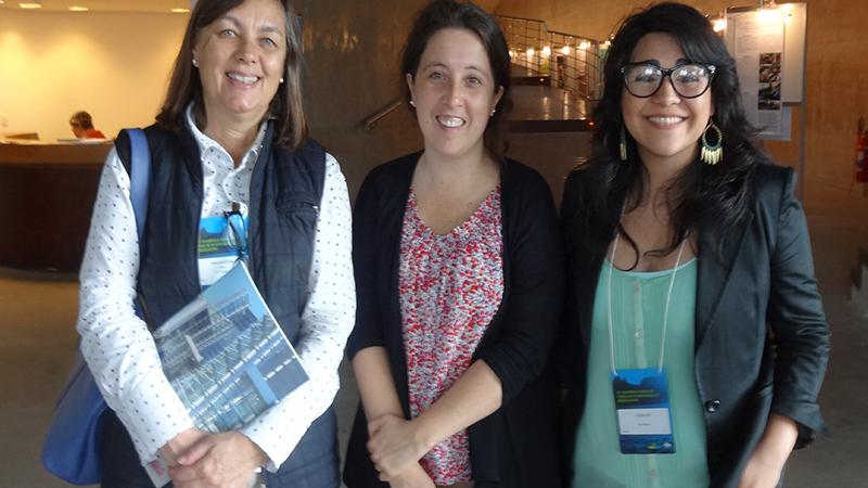 La directora Dibam junto a profesionales del MNBA.