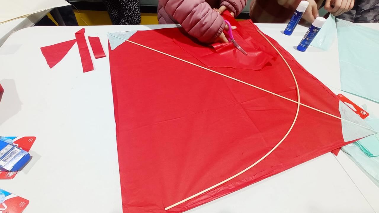Más de 50 personas participaron con entusiasmo en el Taller de Volantines organizado por la Coordinación Regional de Bibliotecas Públicas del Serpat en la Región de Magallanes y de la Antártica Chilena. Requirió inscripción previa pues los materiales fueron traídos especialmente desde Santiago.