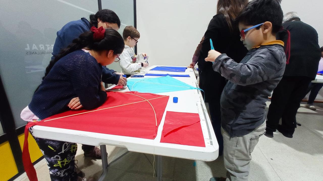 Más de 50 personas participaron con entusiasmo en el Taller de Volantines organizado por la Coordinación Regional de Bibliotecas Públicas del Serpat en la Región de Magallanes y de la Antártica Chilena. Requirió inscripción previa pues los materiales fueron traídos especialmente desde Santiago.