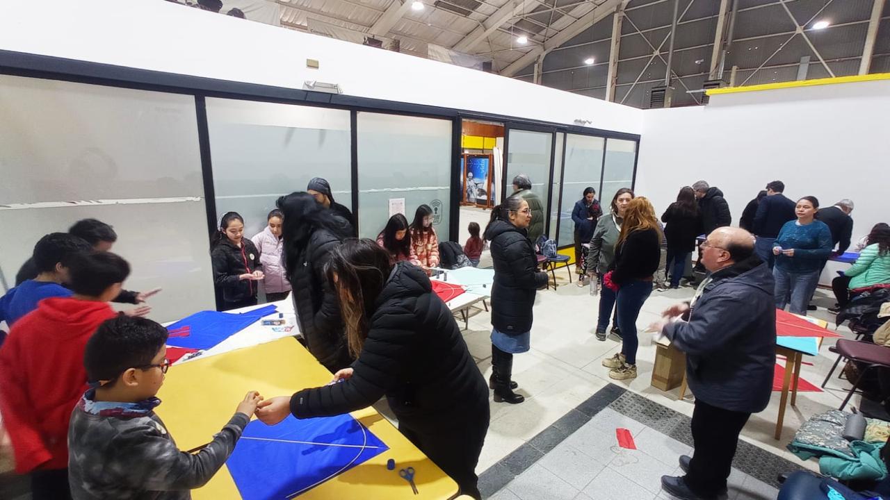 Más de 50 personas participaron con entusiasmo en el Taller de Volantines organizado por la Coordinación Regional de Bibliotecas Públicas del Serpat en la Región de Magallanes y de la Antártica Chilena. Requirió inscripción previa pues los materiales fueron traídos especialmente desde Santiago.