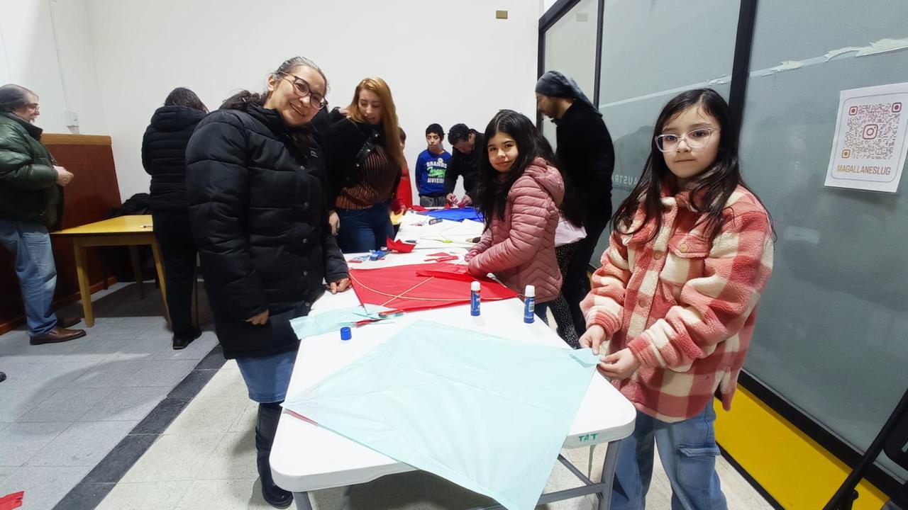 Más de 50 personas participaron con entusiasmo en el Taller de Volantines organizado por la Coordinación Regional de Bibliotecas Públicas del Serpat en la Región de Magallanes y de la Antártica Chilena. Requirió inscripción previa pues los materiales fueron traídos especialmente desde Santiago.