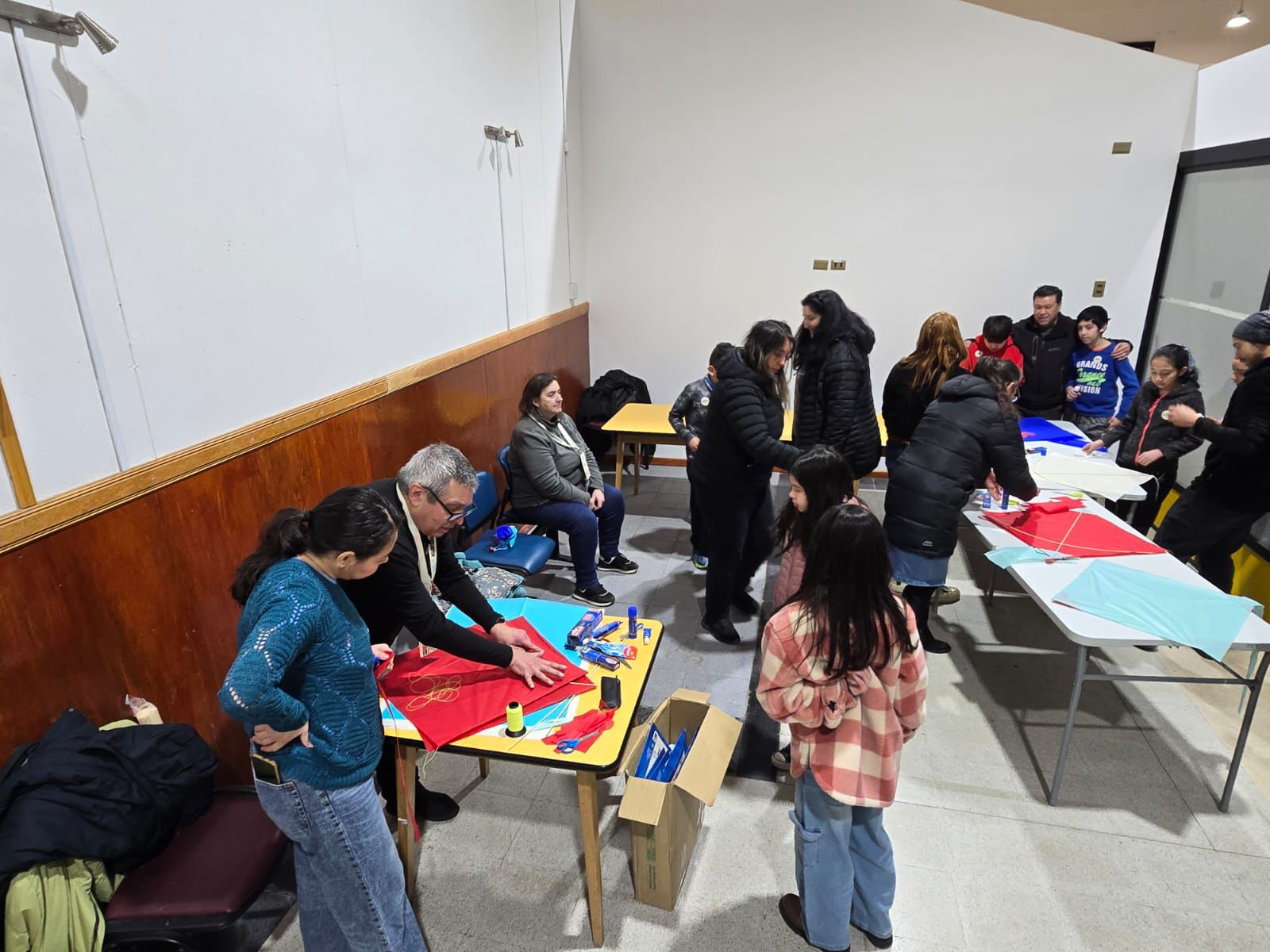 Más de 50 personas participaron con entusiasmo en el Taller de Volantines organizado por la Coordinación Regional de Bibliotecas Públicas del Serpat en la Región de Magallanes y de la Antártica Chilena. Requirió inscripción previa pues los materiales fueron traídos especialmente desde Santiago.
