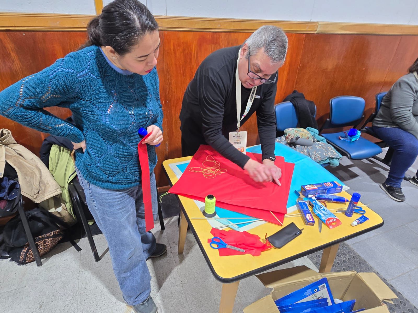 Más de 50 personas participaron con entusiasmo en el Taller de Volantines organizado por la Coordinación Regional de Bibliotecas Públicas del Serpat en la Región de Magallanes y de la Antártica Chilena. Requirió inscripción previa pues los materiales fueron traídos especialmente desde Santiago.