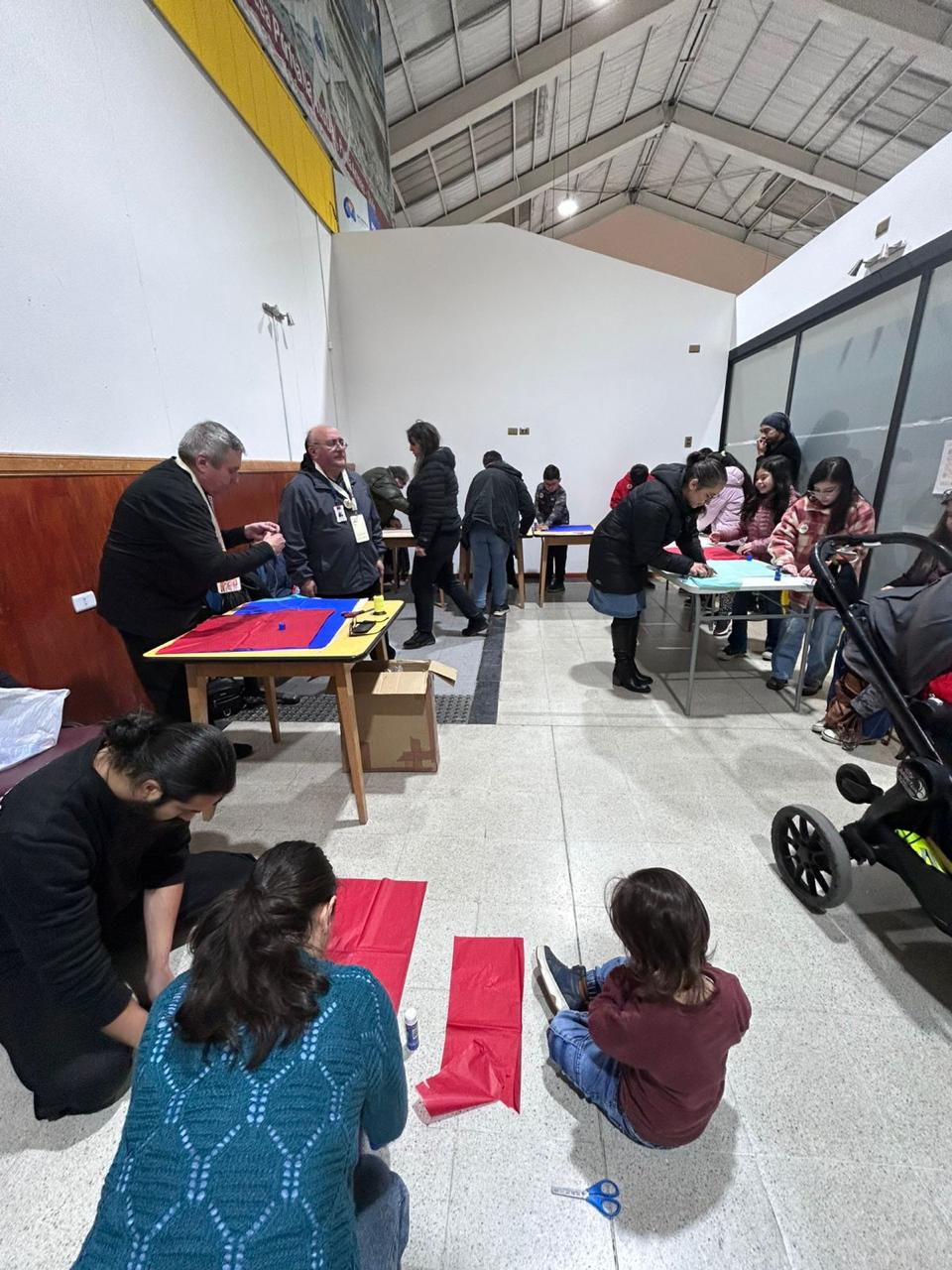 Más de 50 personas participaron con entusiasmo en el Taller de Volantines organizado por la Coordinación Regional de Bibliotecas Públicas del Serpat en la Región de Magallanes y de la Antártica Chilena. Requirió inscripción previa pues los materiales fueron traídos especialmente desde Santiago.