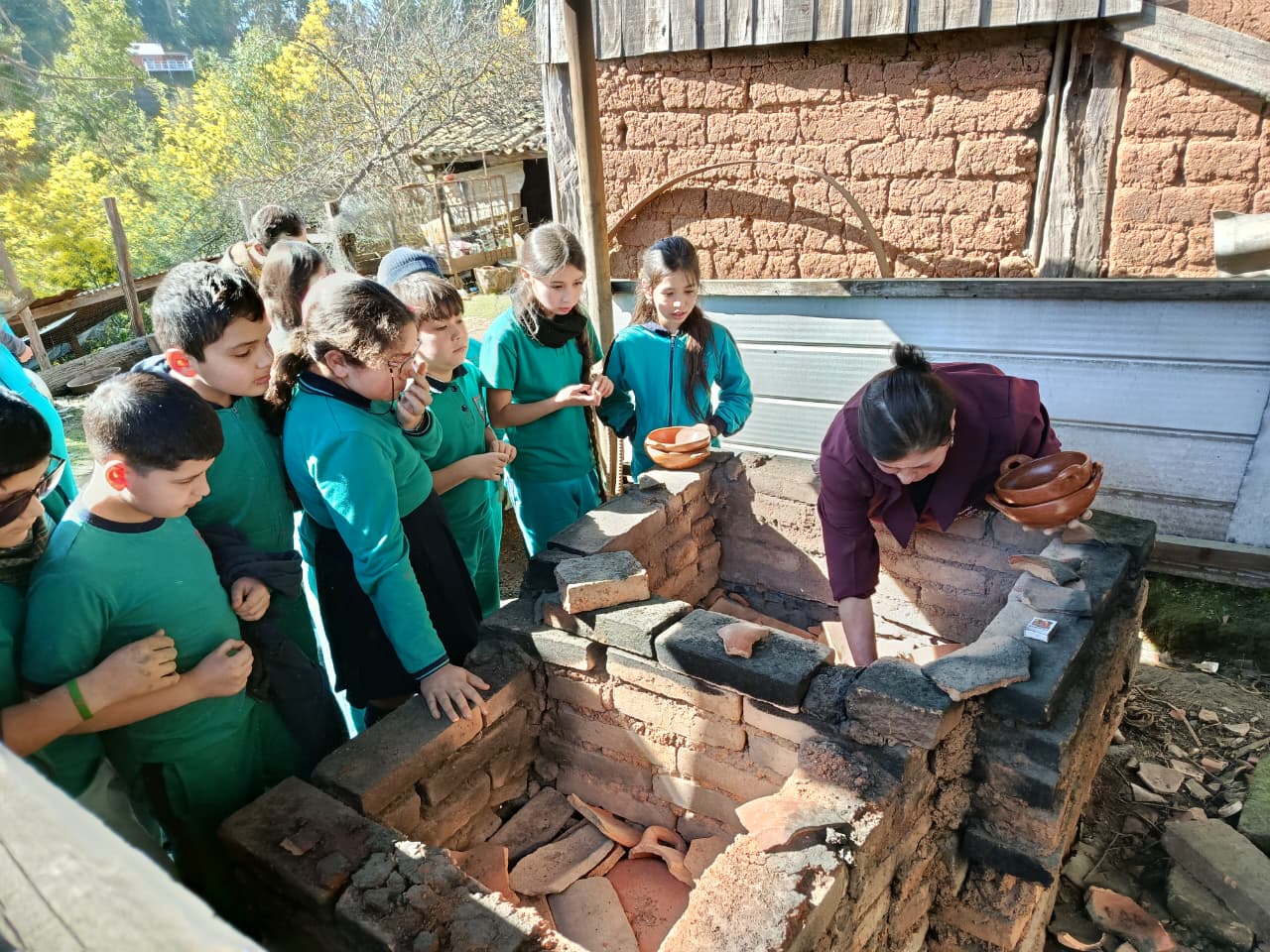 Alfareras con Estudiantes Escuela Villamavida