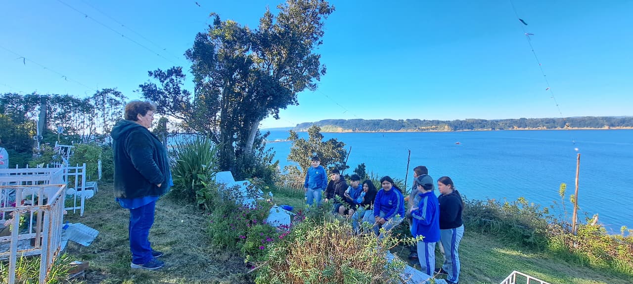 Estudiantes en Caleta Tumbes