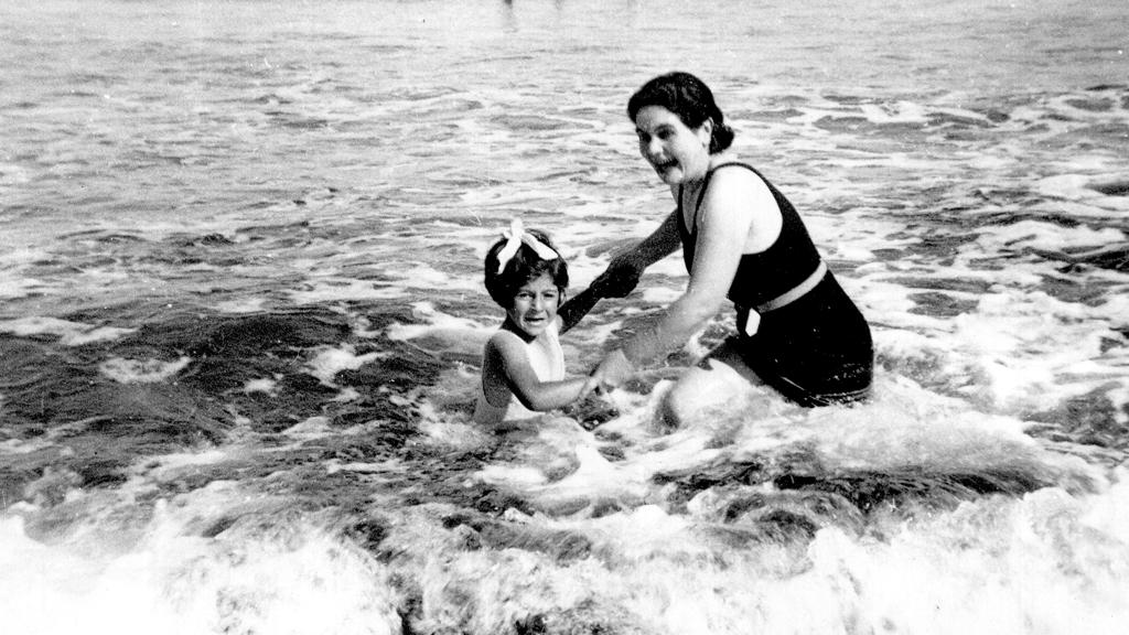 Bañistas en la playa. Circa 1925. Fotografía MInutera. Colección Biblioteca Nacional.