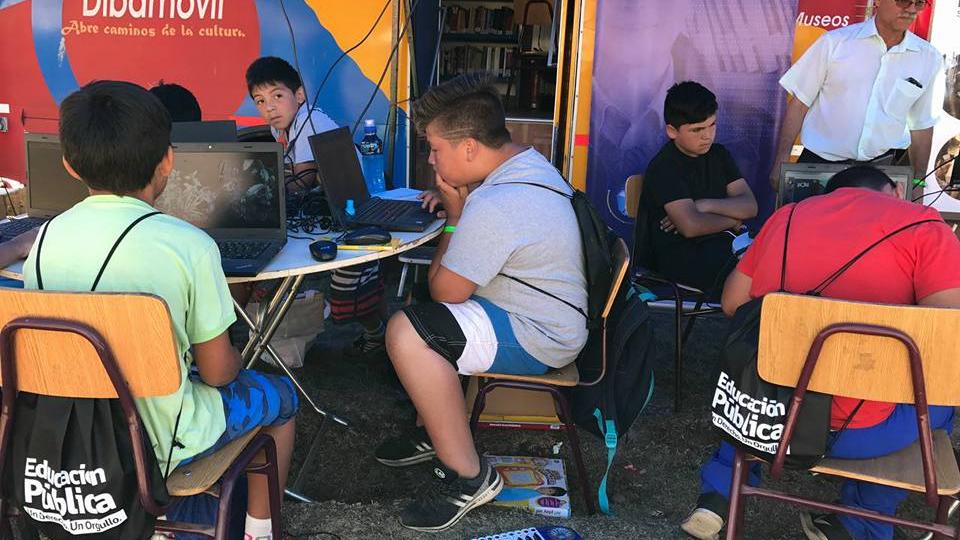 Préstamo de libros, acceso a computadores con conexión a Internet, llevó el Dibamóvil a Santa Olga