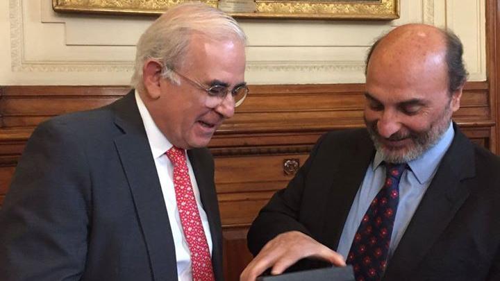 El Director de la Dibam, Ángel Cabeza junto al presidente de SONAMI, Diego Hernández