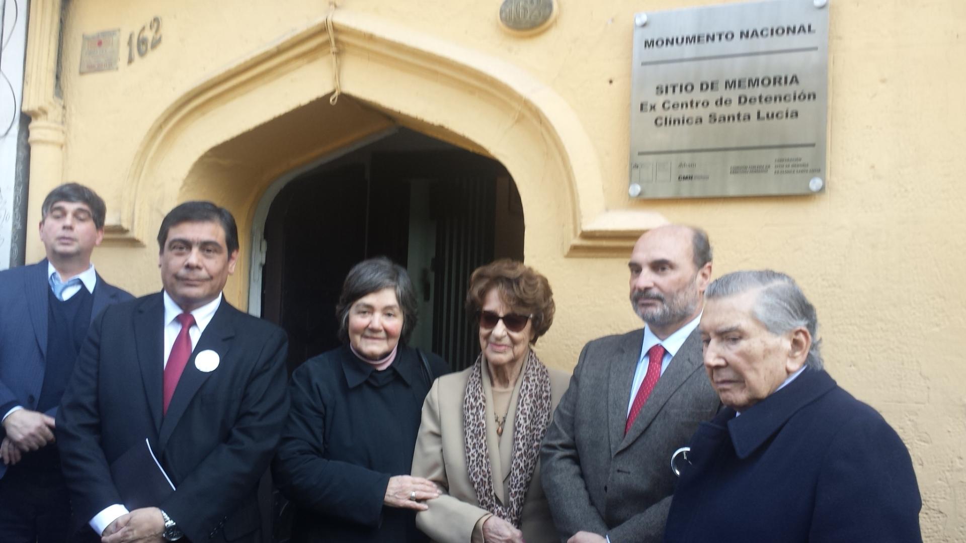 Autoridades desplegan placa conmemorativa en el frontis en el ex Centro de Detención Clínica Santa Lucía