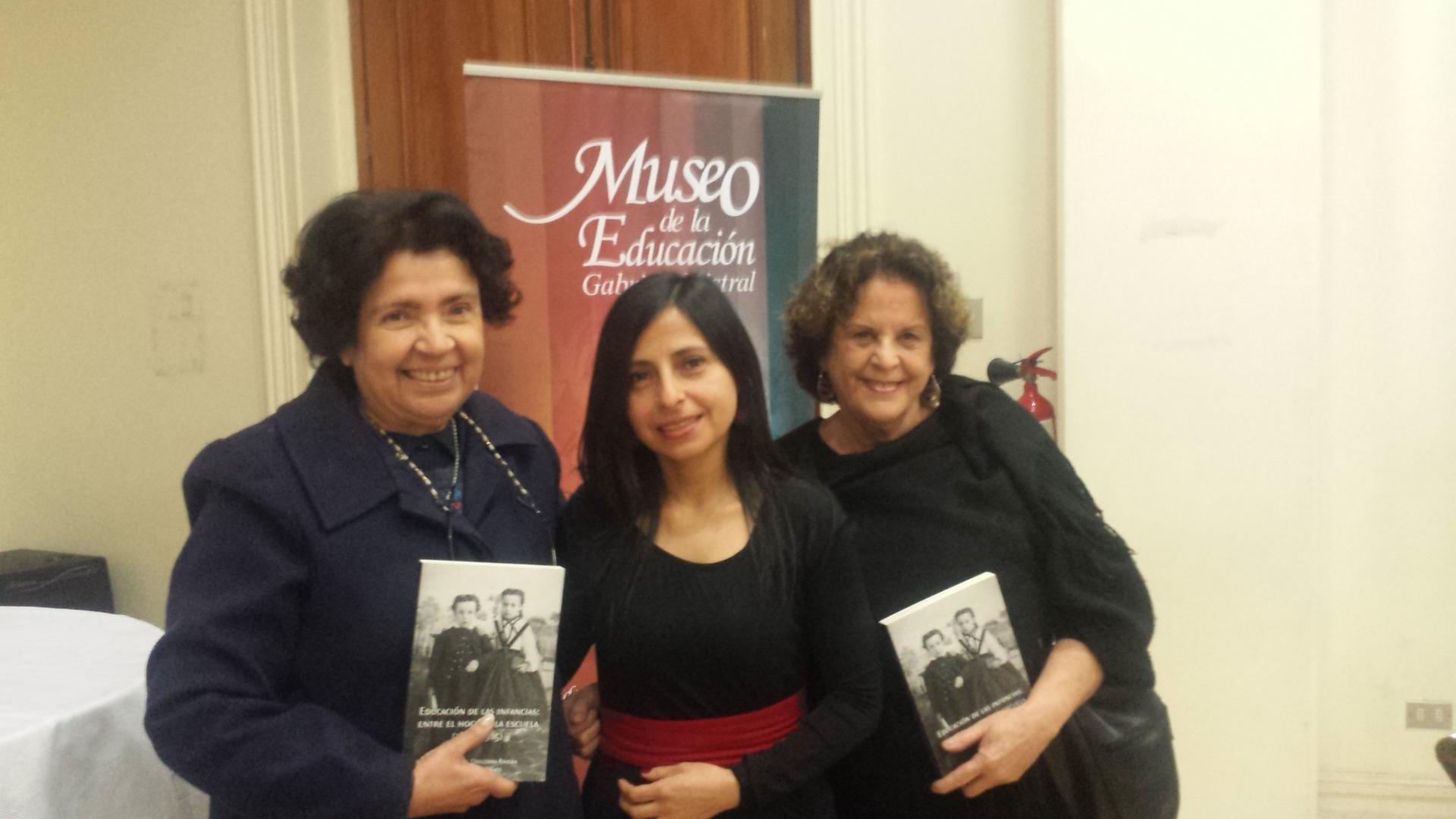 La directora del Museo de la Educación y autora del libro, María Isabel Orellana (al centro) compartiendo junto a invitadas a la ceremonia de lanzamiento.