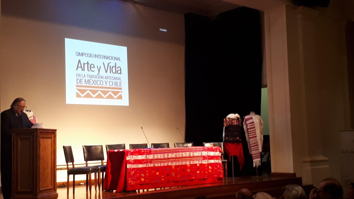 El Subdirector de la Biblioteca Nacional, Pedro Pablo Zegers en la inauguración del simposio sobre la tradición artesanal en México y Chile