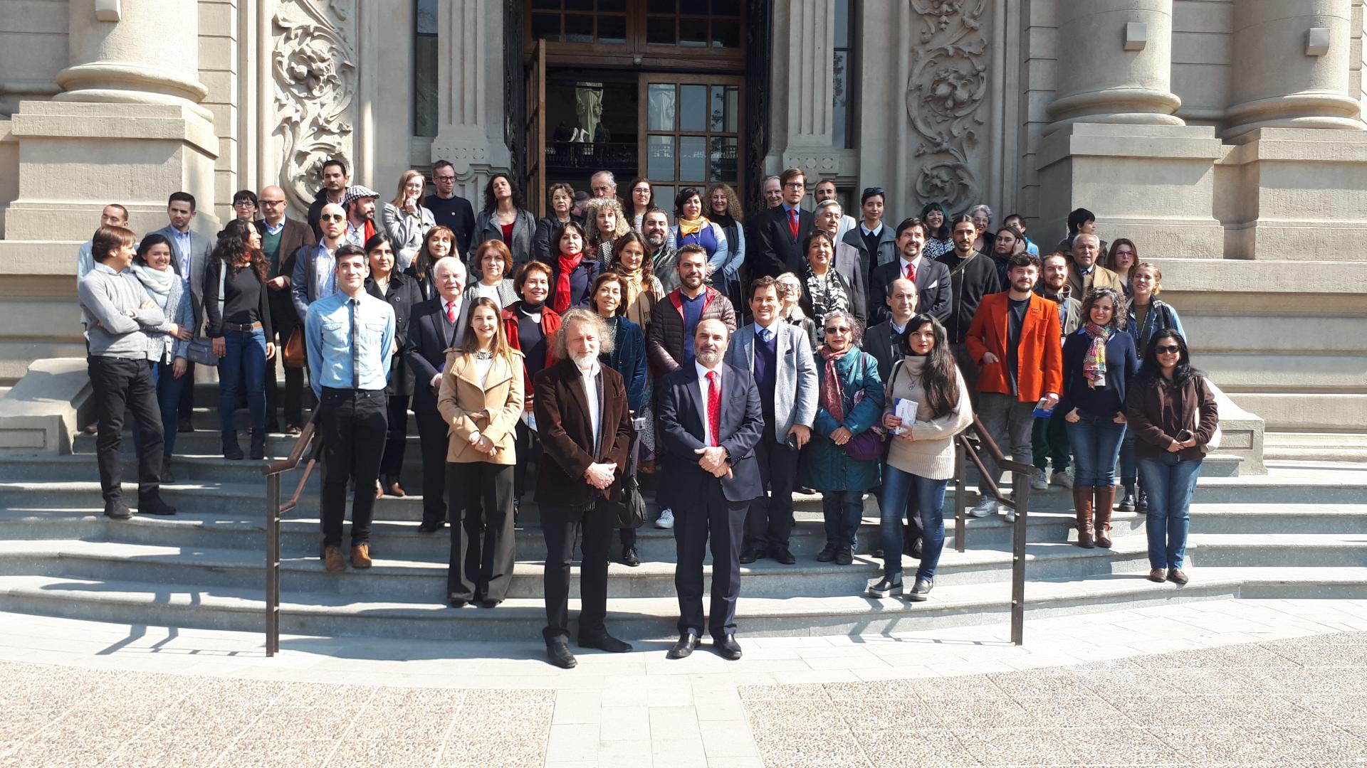 Autoridades y funcionarios de la Dibam conociendo el nuevo rostro del Museo Nacional de Bellas Artes