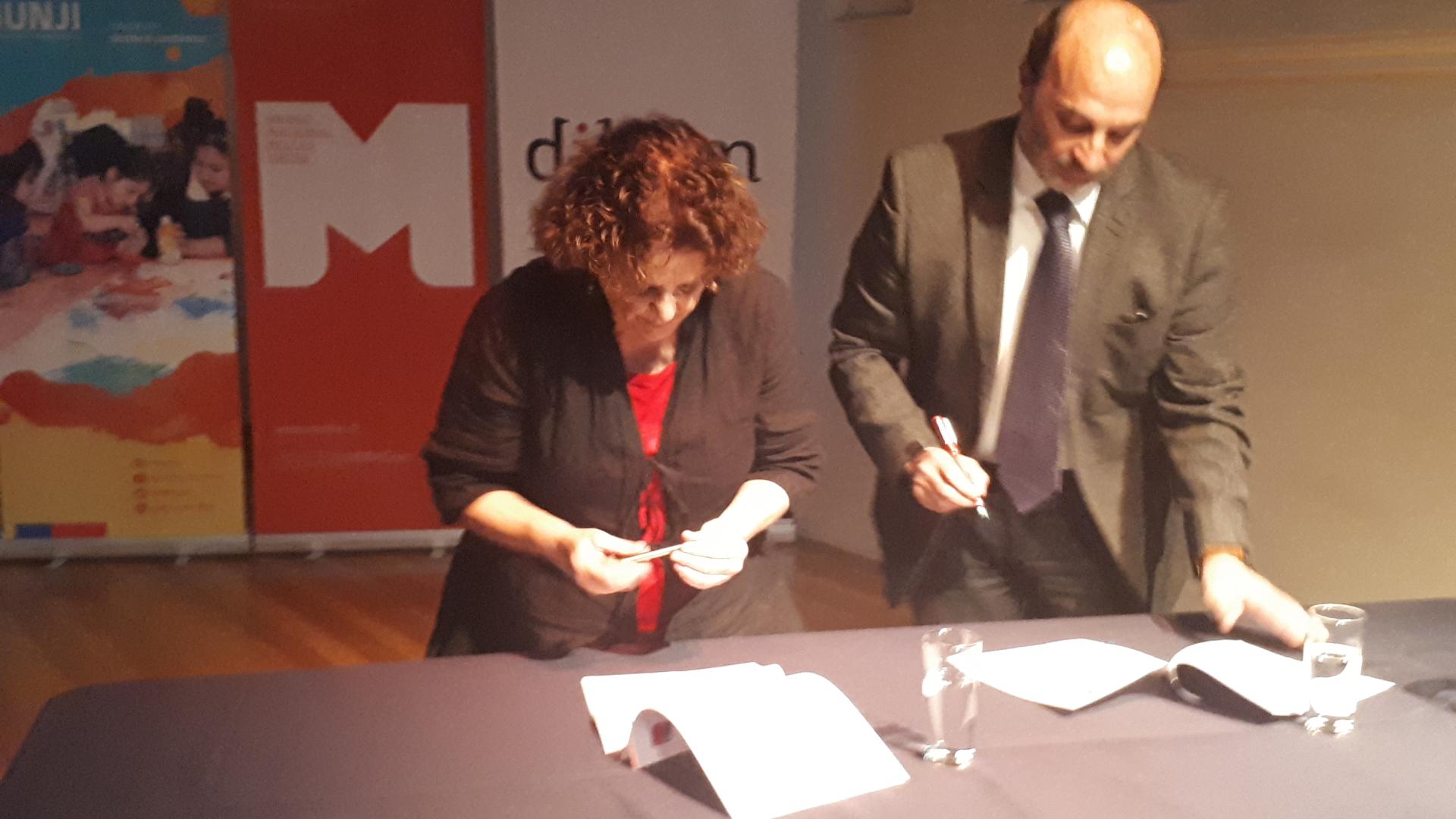 Director de la Dibam y la directora regional de Junji firman convenio que implenta en 31 jardines infantiles el programa “Jugando conozco mi patrimonio”