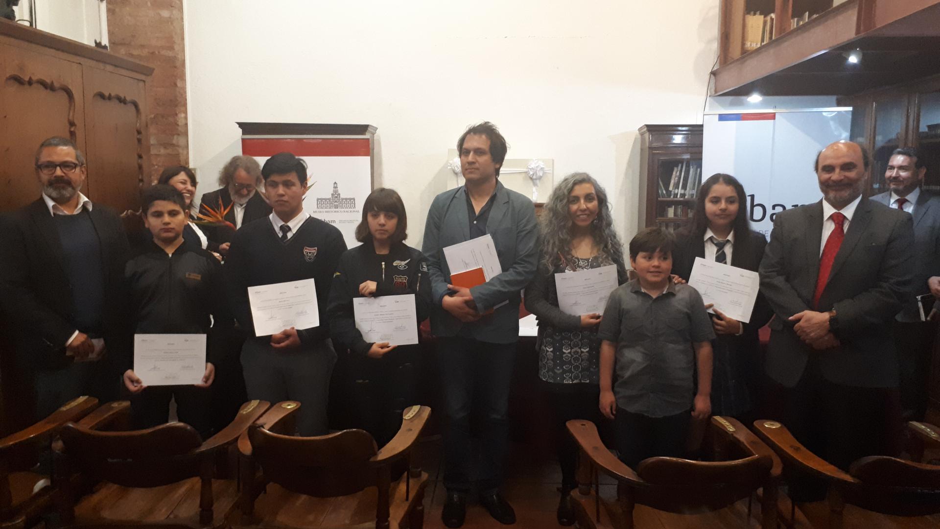 Director de la Dibam Ángel Cabeza junto a los ganadores del concurso literario Derechos y Deberes Ciudadanos: “Conversemos Nuestro Patrimonio”