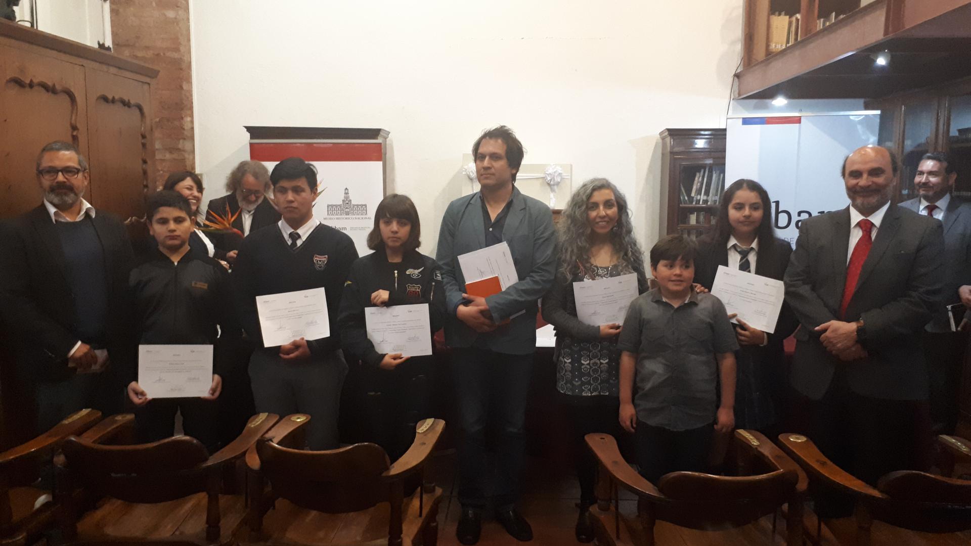 Director de la Dibam Ángel Cabeza junto a los ganadores del concurso  literario Derechos y Deberes Ciudadanos: “Conversemos Nuestro Patrimonio”