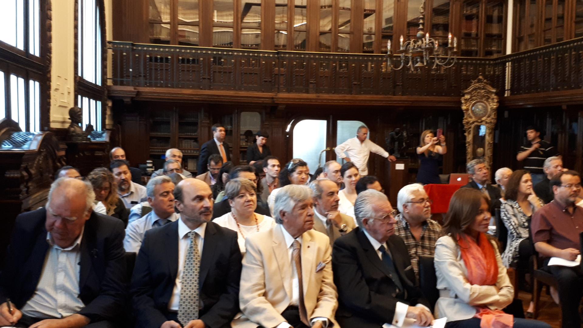 Director de la Dibam Ángel Cabeza, junto a los invitados al primer congreso de la Asociación de Museos de Chile AMUCH