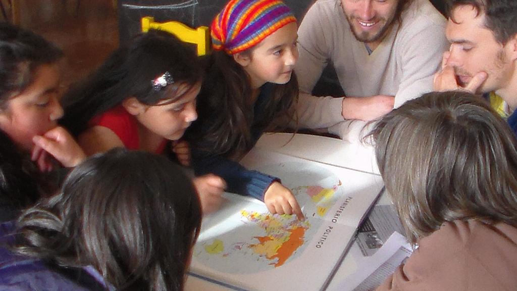 Niños en la biblioteca.