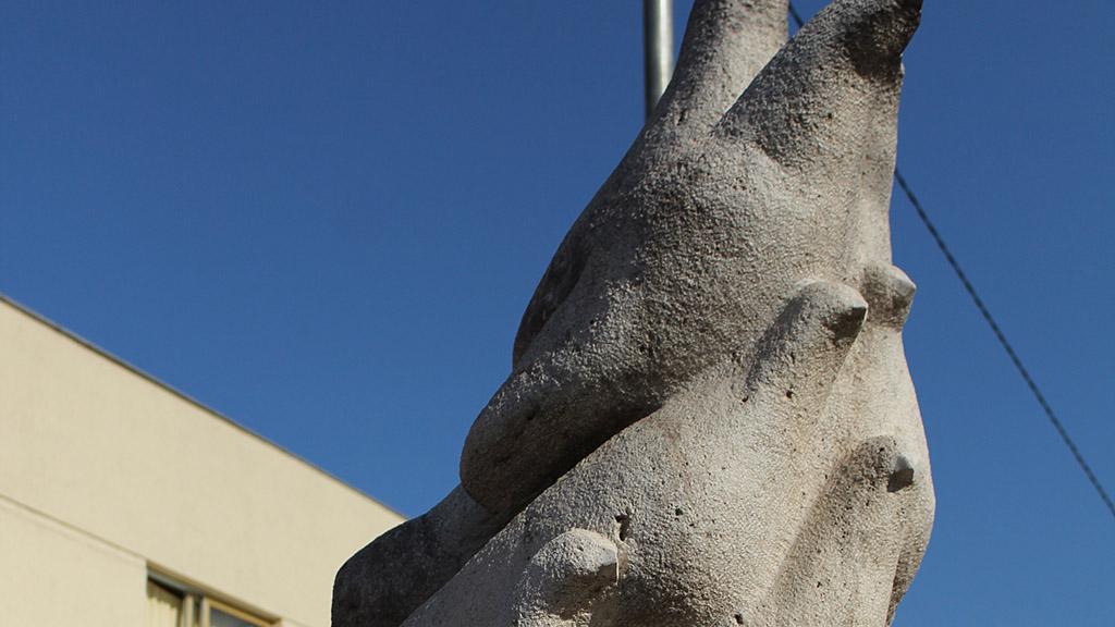 Monumento 3 y 4 Álamos Escultura dedicada a las víctimas de violaciones a los DDHH de 3 y 4 álamos.