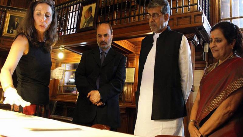 Claudia Tapia, Ángel Cabeza y Kailash Satyarthi y su esposa.