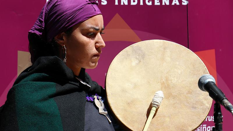 La artista y cultora mapuche Monserrat Antileoy se presentó junto a Khano Laitul.
