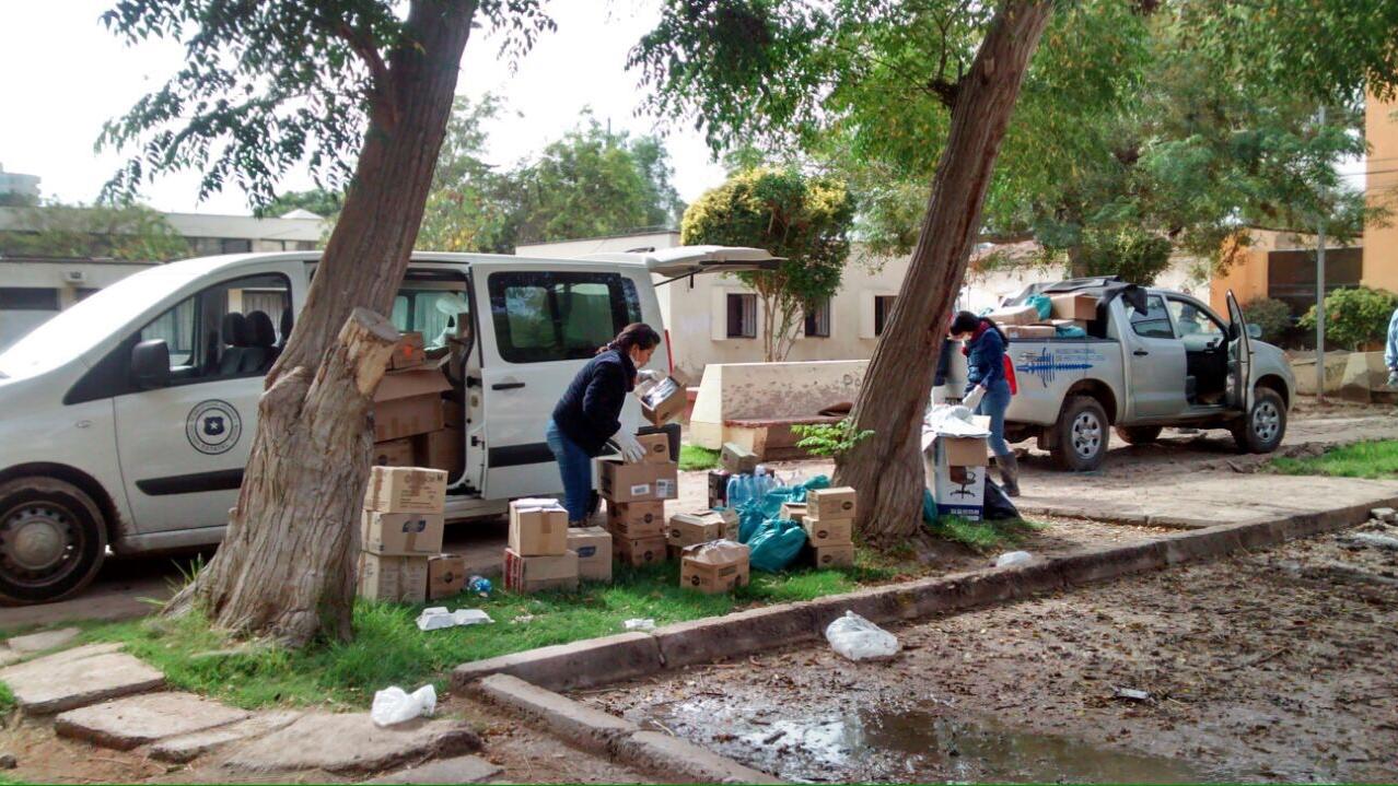 Tres camionetas con ayuda llegaron a Copiapó Funcionarios Dibam reparten la ayuda frente a Biblioteca en Copiapó.