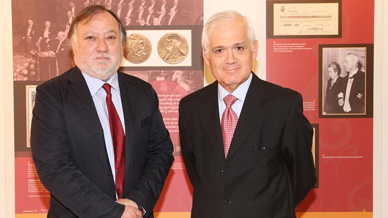 En el Museo del Ahorro del BancoEstado Pedro Pablo Zegers, director del Archivo del Escritor, y Enrique Marshall, vicepresidente de BancoEstado.