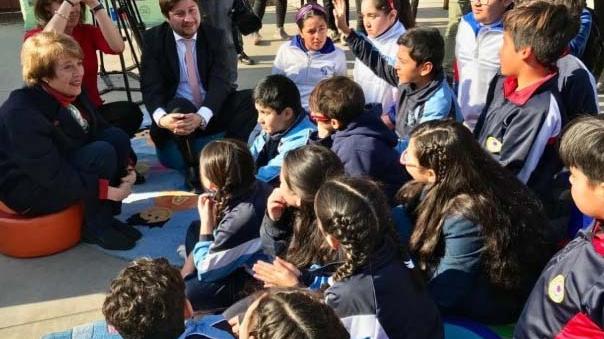 Ministra de las Culturas, las Artes y el Patrimonio, Consuelo Valdés, junto a la seremi Constance Harvey y el director regional del Servicio del Patrimonio, Víctor Silva en la inauguración del primer bibliobús que recorrerá Valparaíso.