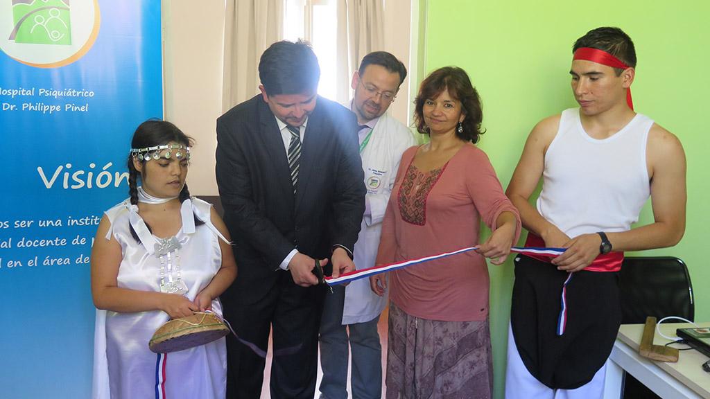 José Cortés (Dibam), Jaime Retamal (hospital psiquiátrico) y Wilma Olave (Servicio de Salud Aconcagua) inauguran la biblioteca.