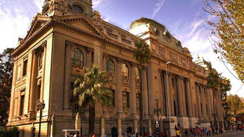 El imponente edificio neoclásico.