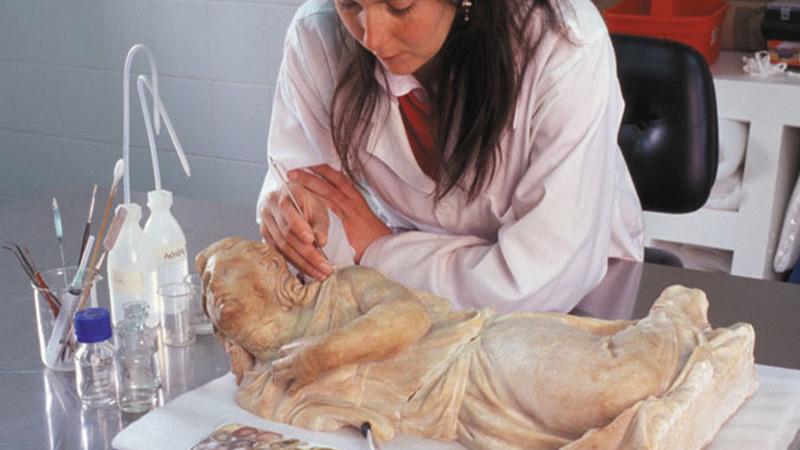 Centro Nacional de Conservación y Restauración. Restauración de imagen religiosa en el CNCR.