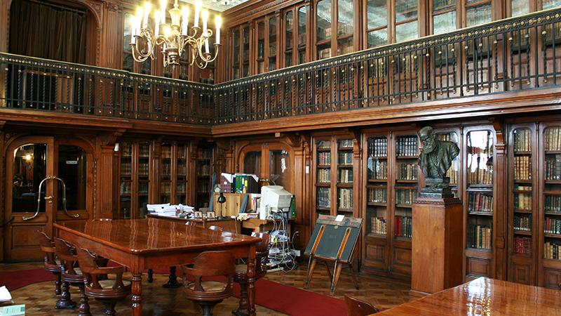 La bella Sala Barros Arana cumple años.