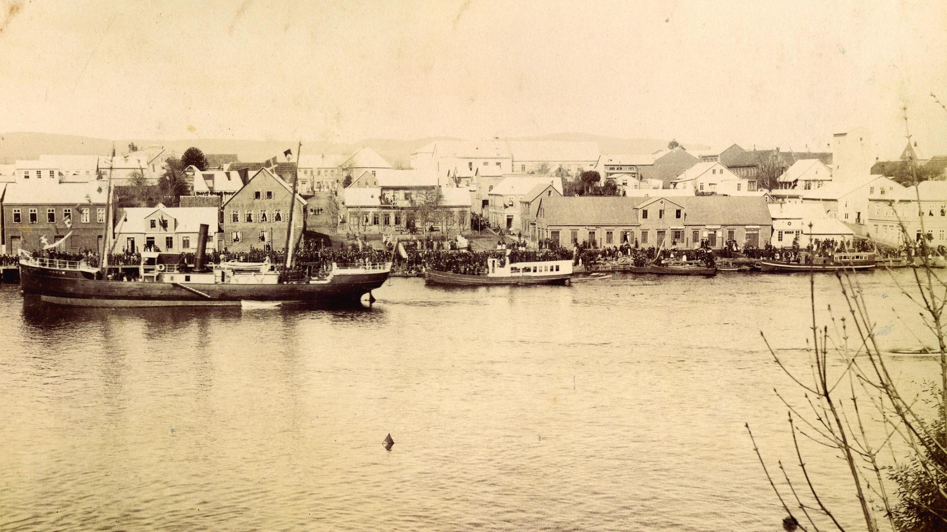 La antigua aduana se ubicaba en el borde del río Calle Calle. Actividad portuaria de Valdivia antes del gran incendio de 1909. Fotografía de Rodolfo Knittel.