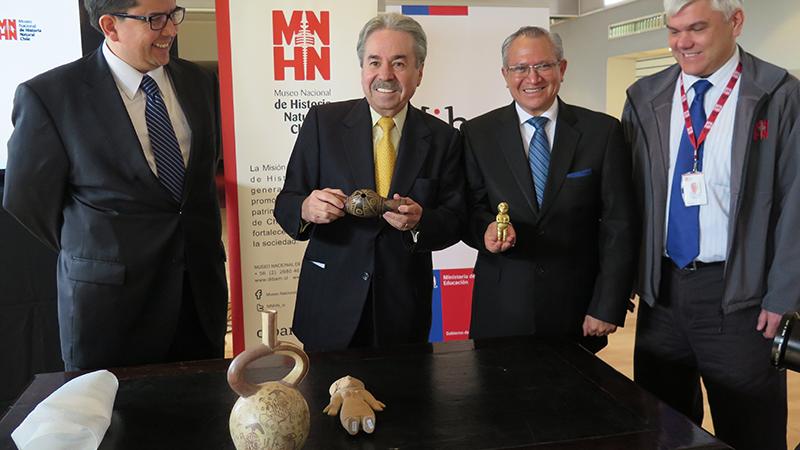 Un total de 189 piezas arqueológicas que custodiaba el Museo Nacional de Historia Natural de la Dibam fueron entregadas a Perú y Ecuador El director (s) Dibam, José Cortés junto a los embajadores de Perú y Ecuador, Fernando Rojas y Homero Arellano, respectivamente y el director del Museo Nacional de Historia Natural, Claudio Gómez.