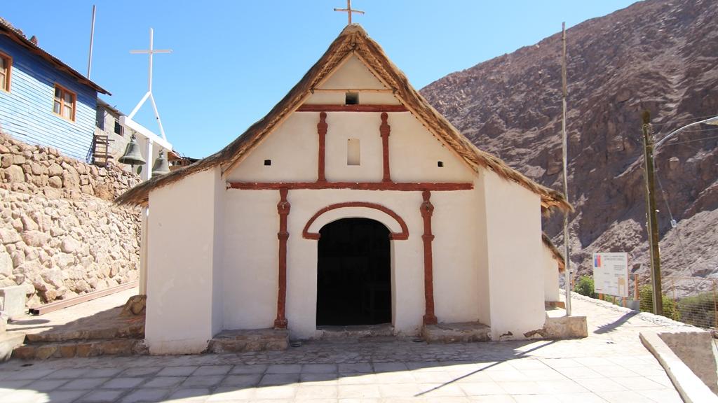 Iglesia Virgen del Carmen de Chitita, declarada Monumento Nacional categoría Monumento Histórico.