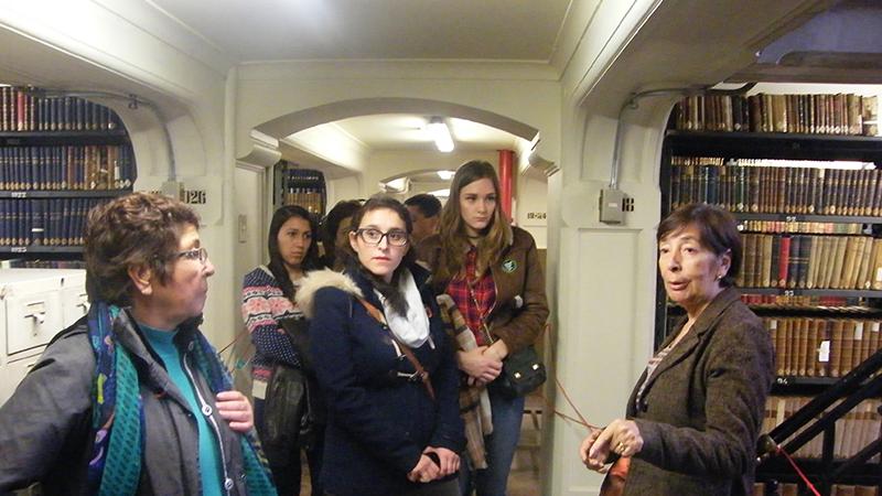 La iniciativa de Coexfudibam fue un aporte a este Día del Patrimonio. En la visita por los depósitos de la Biblioteca Nacional los funcionarios respondieron numerosas inquiteudes de los visitantes.
