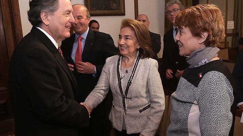 El ministro de RR.EE. Roberto Ampuero saluda la ministra de las Culturas, Consuelo Valdés y a la directora Dirac, Maritza Parada.