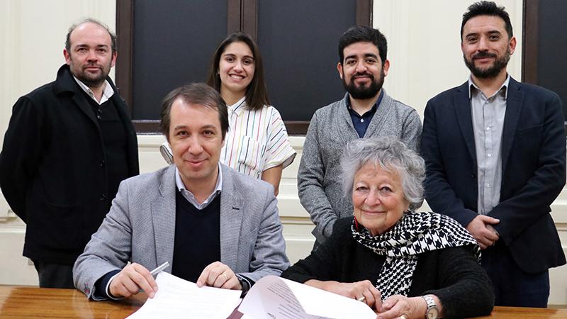 Representantes de ambas instituciones celebraron la firma del documento.