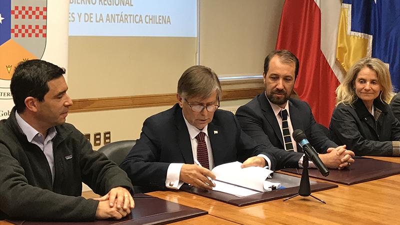 Autoridades nacionales y regionales en la firma del convenio.