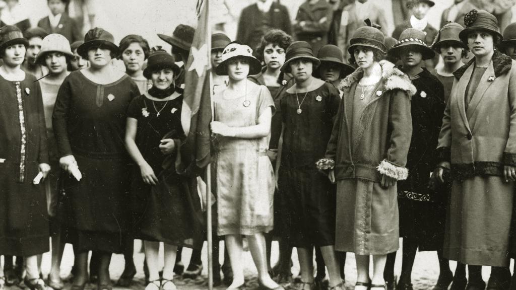 Asociación de mujeres durante un desfile patriótico, Arica 1925. Colección Biblioteca Nacional.