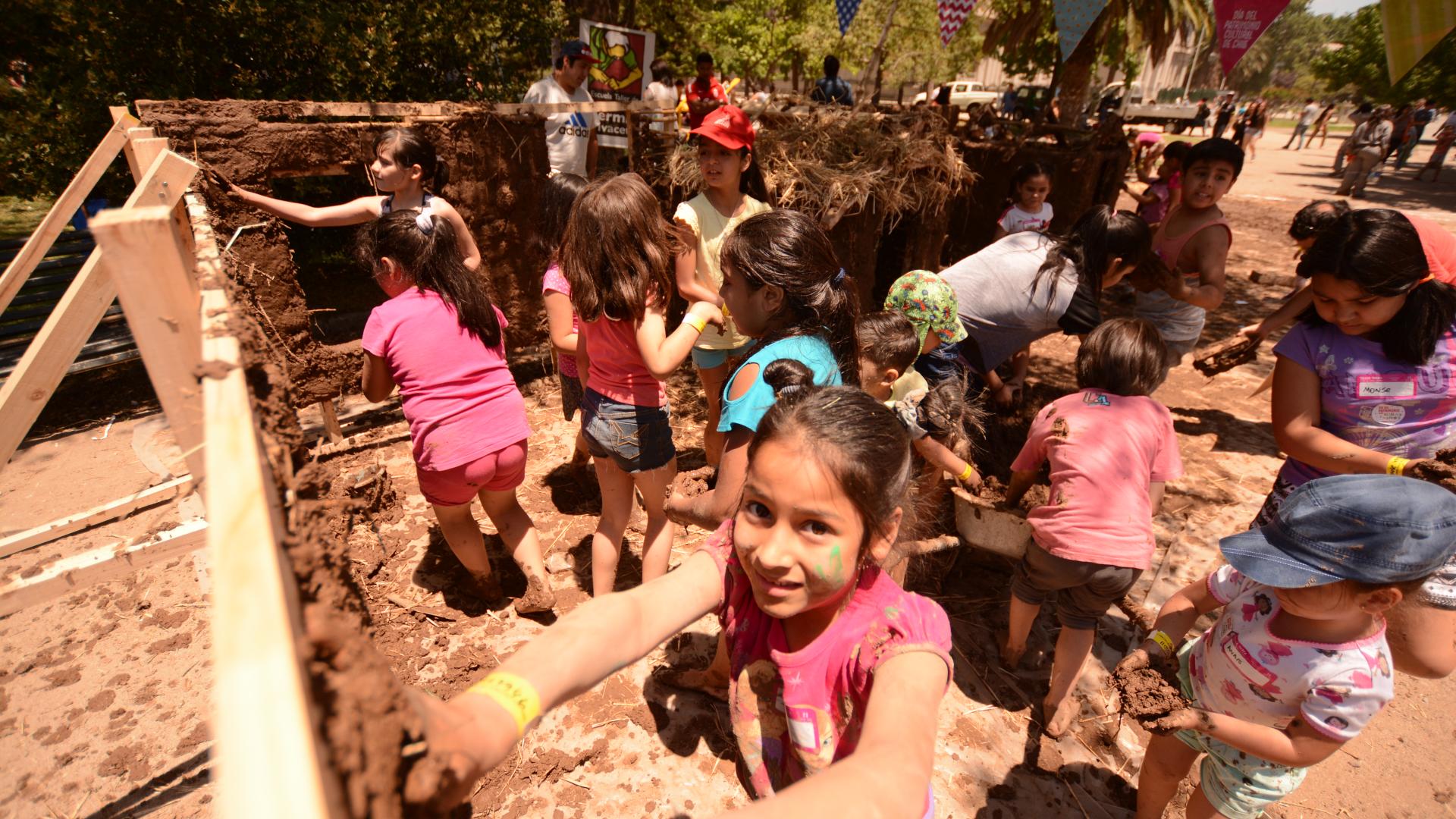 Miles de niños y niñas disfrutando del Día del Patrimonio Infantil en la fiesta del adobe que se llevó a cabo en Santiago