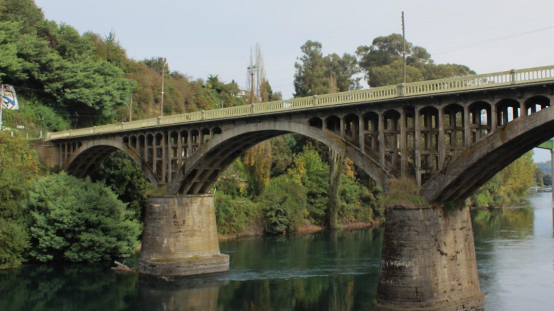 Puente Carlos Ibañez del Campo  inicia su construcción el año 1922, bajo el gobierno de Arturo Alessandri y los trabajos concluyen el año 1926 bajo la administración de Emiliano Figueroa.
