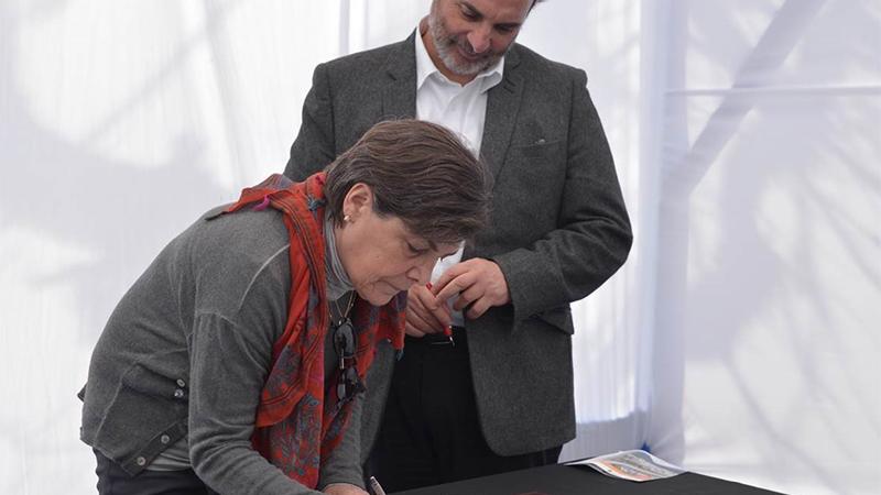 La ministra Minvu Paulina Saball y el director Dibam y Vicepresidente del CMN, Ángel Cabeza firman el documento.