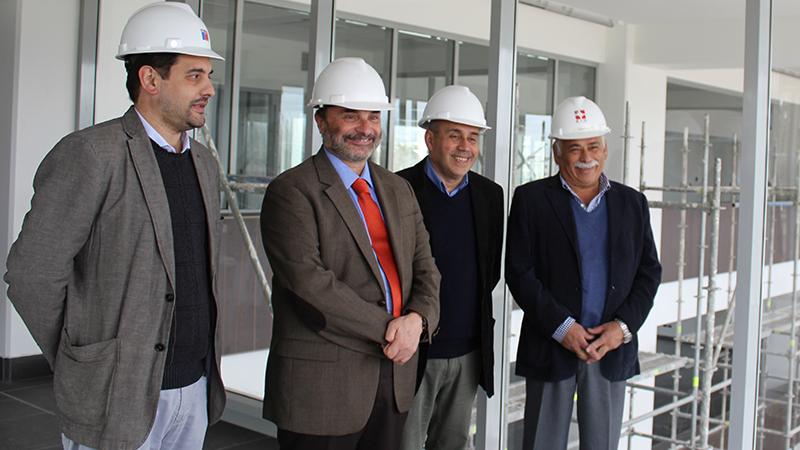 Las autoridades recorrieron el edificio.