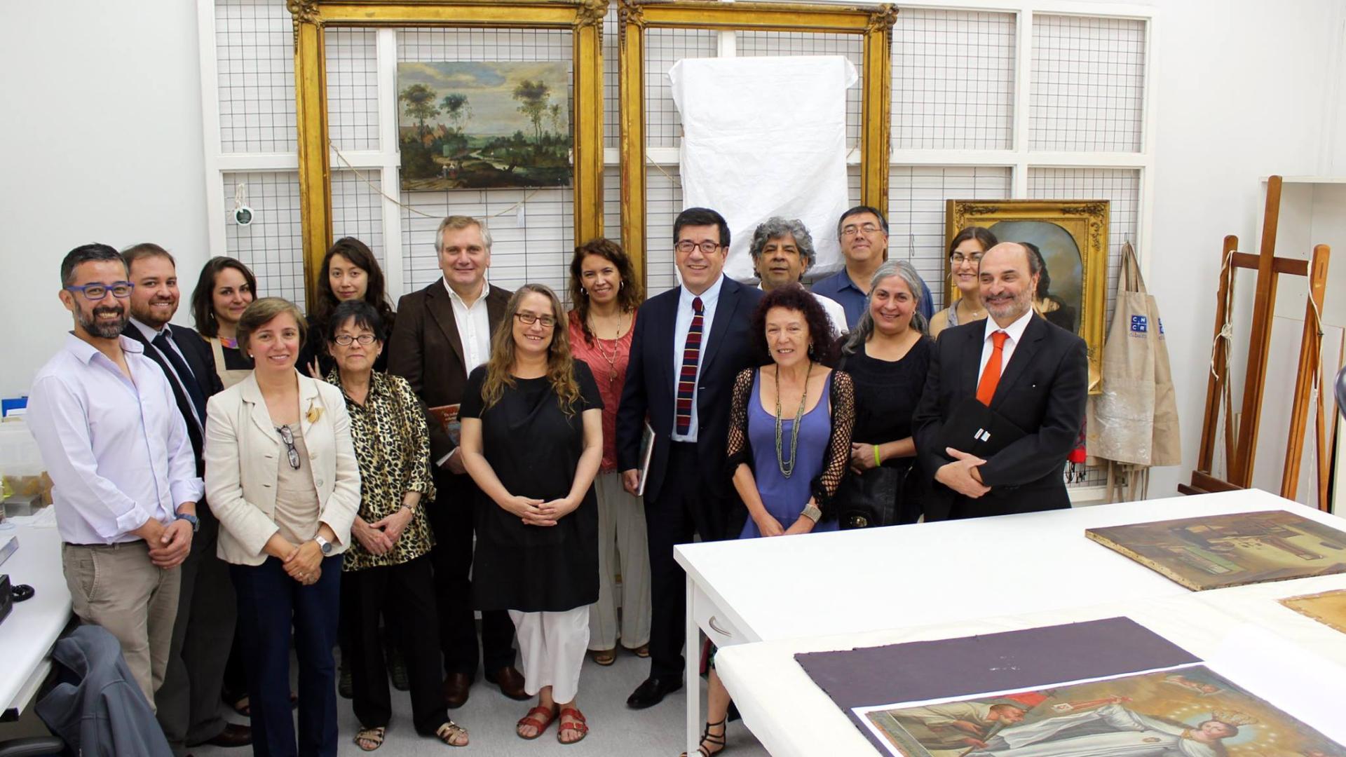 Dibam y conicyt Autoridades de Dibam y Conicyt junto a personal del CNCR.
