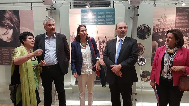 Autoridades inauguran la exposición.