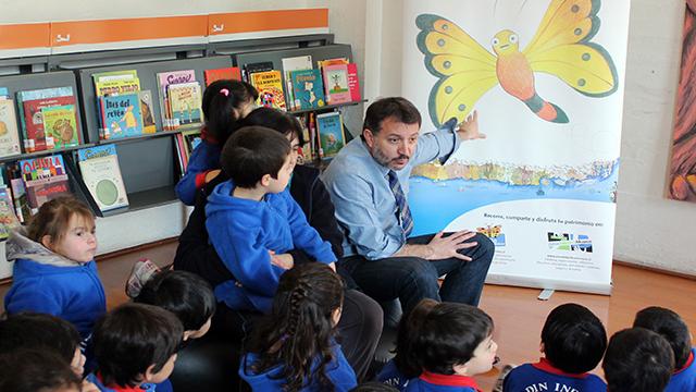 Director Dibam junto a niños en el lanzamiento.
