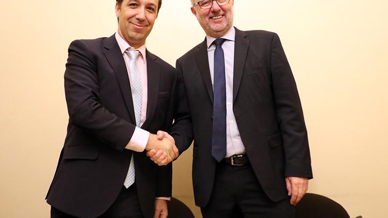 Las autoridades celebraron la firma de este convenio. Las autoridades celebraron la firma de este convenio.