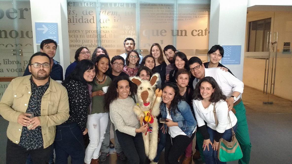 Un grupo de asistentes al VI Encuentro Nacional de Encargados Web Dibam junto a Leonora, la llamita lectora de la Biblioteca Regional de Antofagasta.