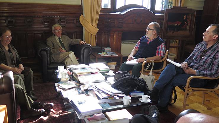 La reunión se llevó a cabo en las oficinas de Dirección Dibam, en la Biblioteca Nacional.